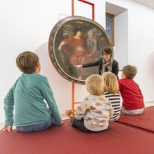 Familienführung im Museum / Foto: © Stadtmuseum Familienführung im Museum